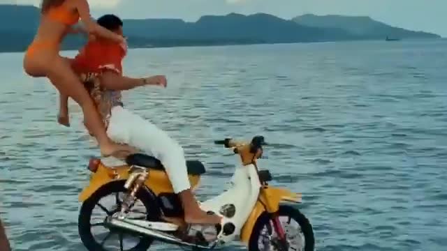 Apa pendapat kalian lihat video ini guys Tapi jangan di tiru ya..
