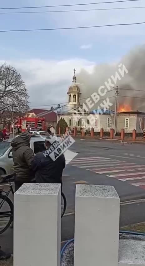 Kyiv: Ukrainian Orthodox Church in flames after an alleged act of arson