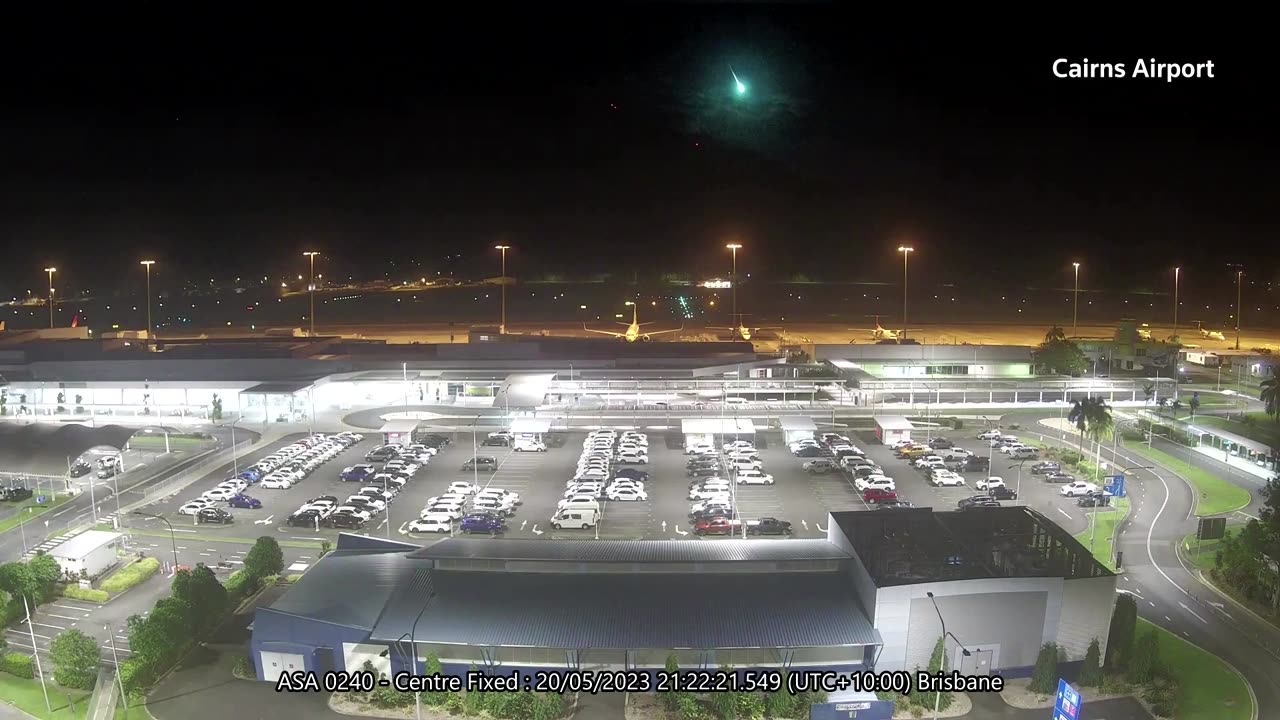 Meteor lights up night sky near Cairns, Australia