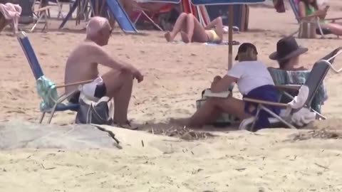 ONE OF BIDENS CLONES / LOOK-A-LIKES HAS THE DAY OFF AND GOES TO THE BEACH...