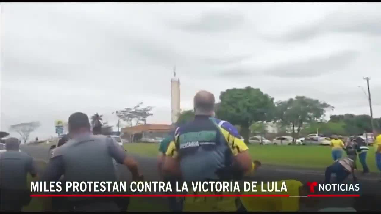 Persisten las protestas por derrota de Bolsonaro en Brasil | Noticias Telemundo