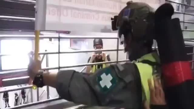 831： 我俾哂啲裝備你丫，你俾我入去救人啦。 你鍾意打我拉我都好