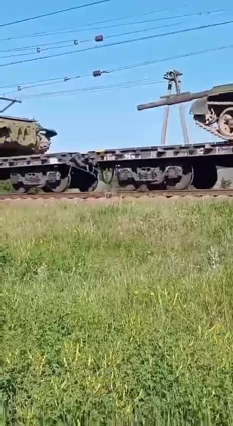 Rusko reaktivuje staré tanky T - 62. Vlakem už míří na Ukrajinu