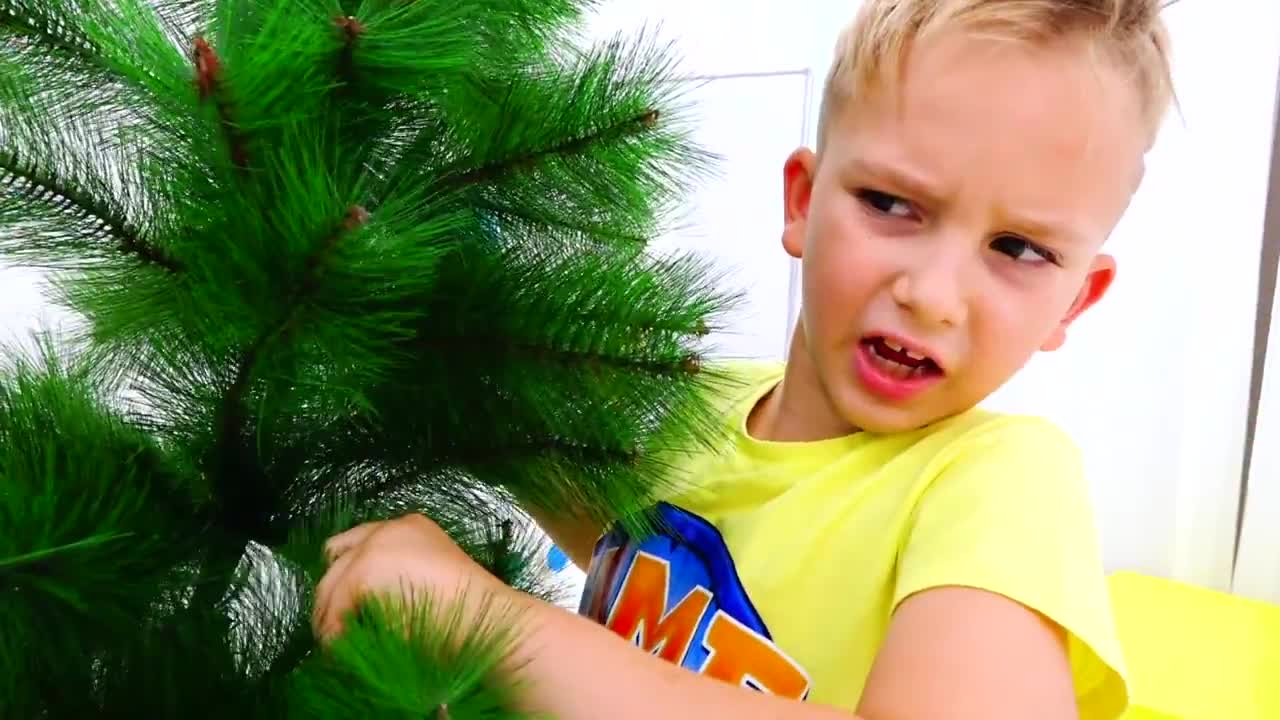 Vlad and Niki pretend play and decorate the Christmas tree