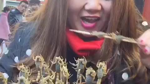 Girl eating alive scorpions 🦂