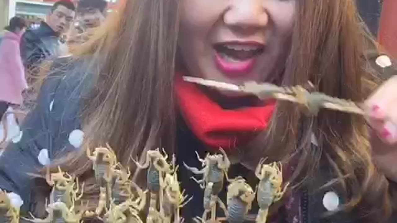 Girl eating alive scorpions 🦂