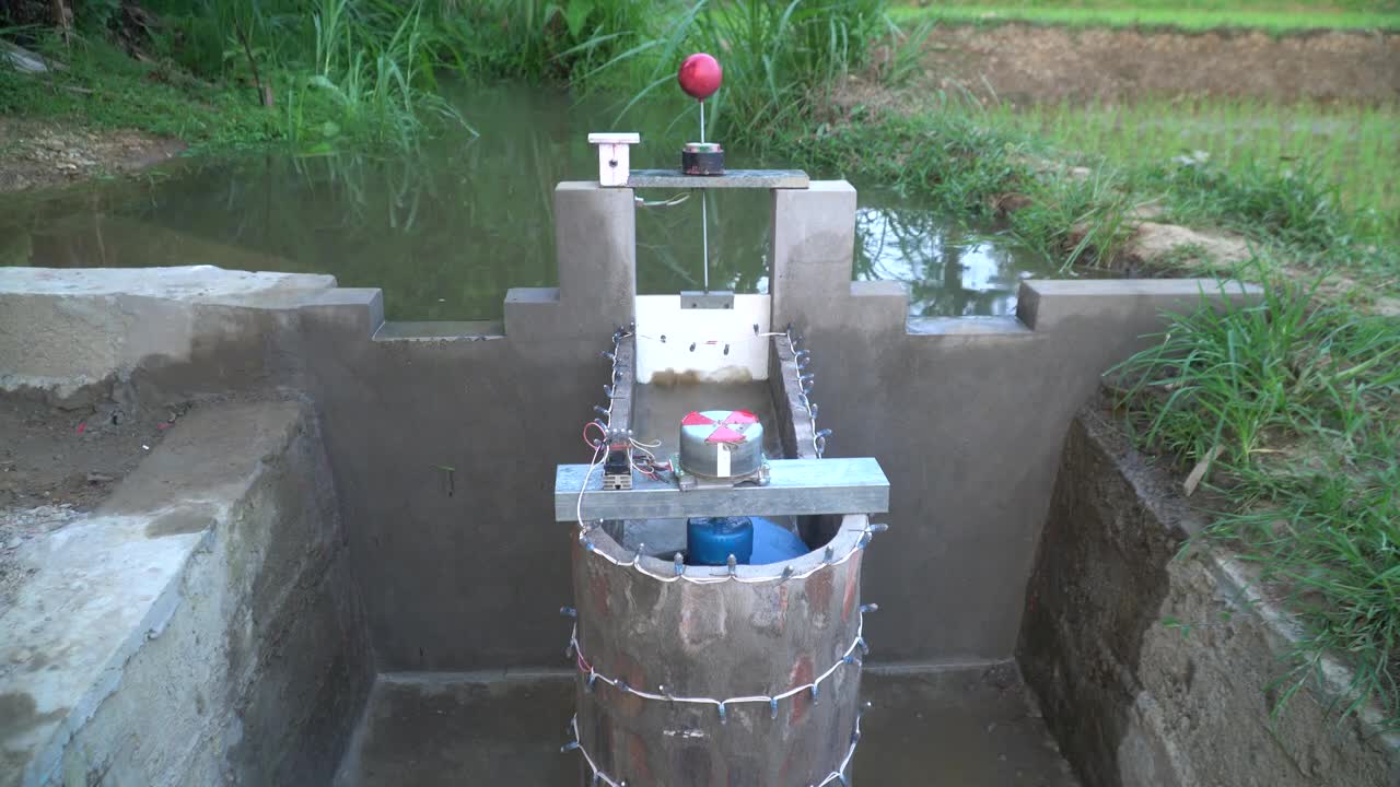 Blocking the flow of water to build small hydroelectricity with a screw turbine