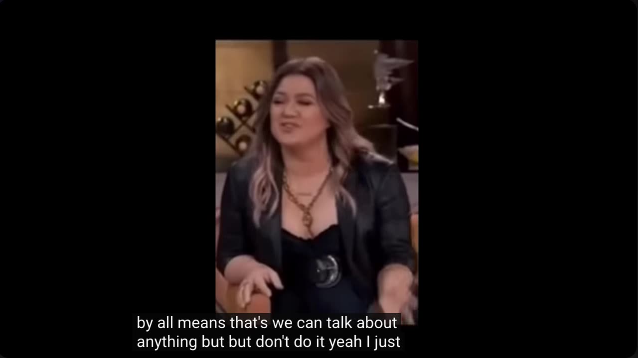 Kelly Clarkson told to SHUSH about 👁️ "They're in the room"