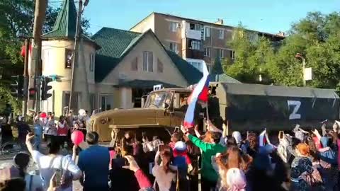 Obyvatelé ruského Kizljaru vítají ruské vojáky vracející se z Ukrajiny