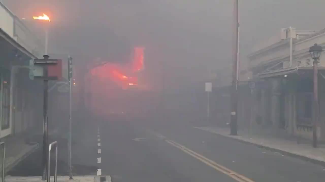 Intense #Lahaina Front Street Blaze