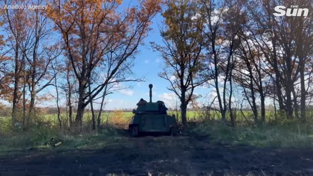 Ukrainian soldiers prep self propelled howitzer to fire towards Russian forces