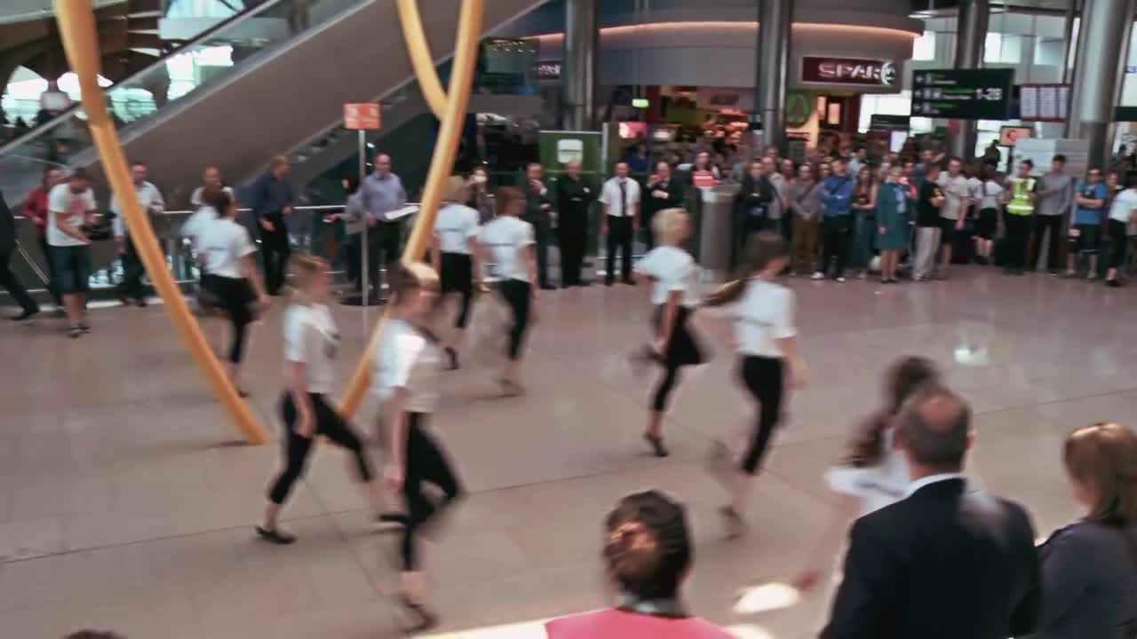 Spectacular Irish dance flash mob in Dublin Airport