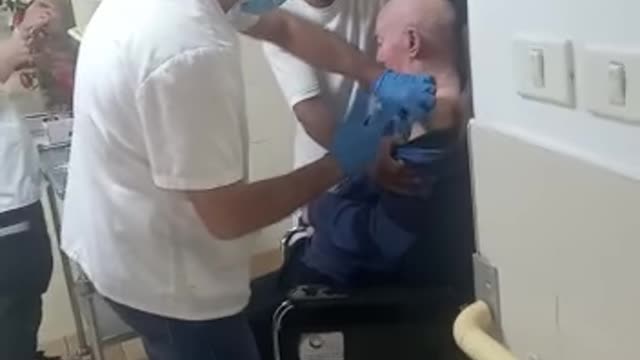 תקיפת חסרי ישע בבית אבות חיסון אומיקרון שנבדק רק על שמונה עכברים