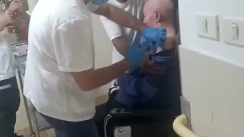 תקיפת חסרי ישע בבית אבות חיסון אומיקרון שנבדק רק על שמונה עכברים