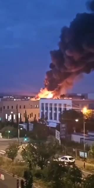 Zniszczenie Francji trwa, w miejscowości Vaux-en-Velin pod Lyonem wybuchł wielki pożar.