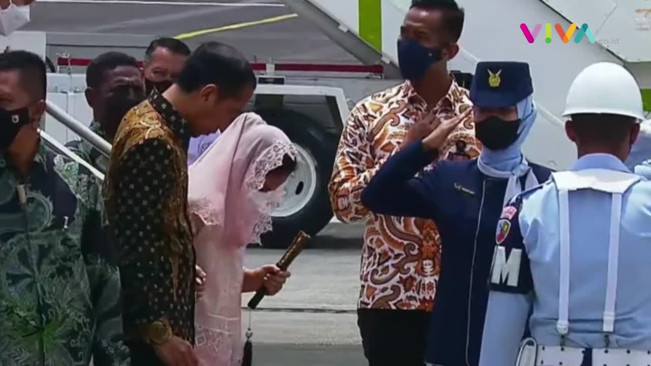 Zonja e Parë e Indonezisë rrëzohet në shkallët e avionit