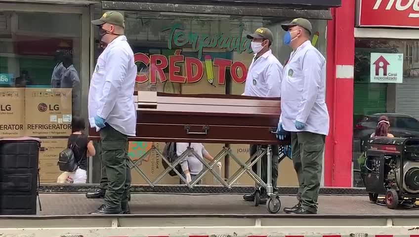 Video: Con ataúd a bordo, la Policía le pide a la comunidad que se quede en casa