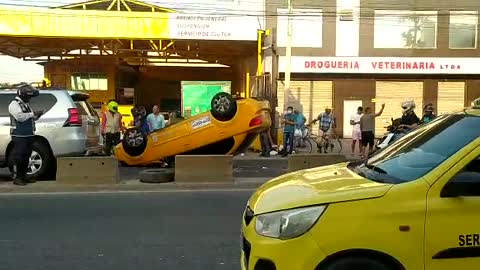 Taxi se volcó en la avenida El Bosque