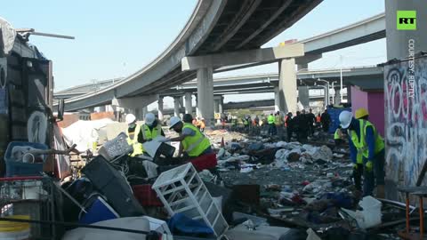 Il campo per senzatetto di Oakland in California è stato sgomberato.Le persone che vivono lì, circa 200 senzatetto, hanno detto di non avere un altro posto dove andare, e molti hanno affermato che le risorse sono state sprecate