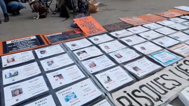 Les Masques Blancs Lyon Sitting morts apres injection avec images effets indesirables le 5 nov 2022