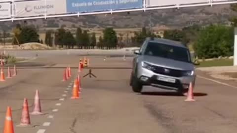 See what happened to these SUVs in the moose test • Kicks • Duster • almost failed • Milgrau