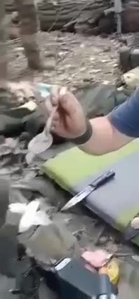 Приучили солдата ВСУ, теперь вот кормят