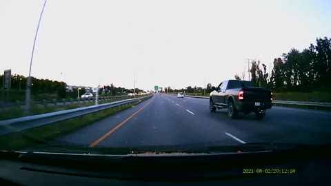 Un camion fait une manoeuvre extrêmement dangereuse sur l'autoroute