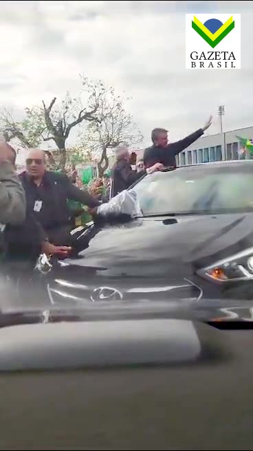 VÍDEO: Bolsonaro chega em Porto Alegre e é recebido por apoiadores