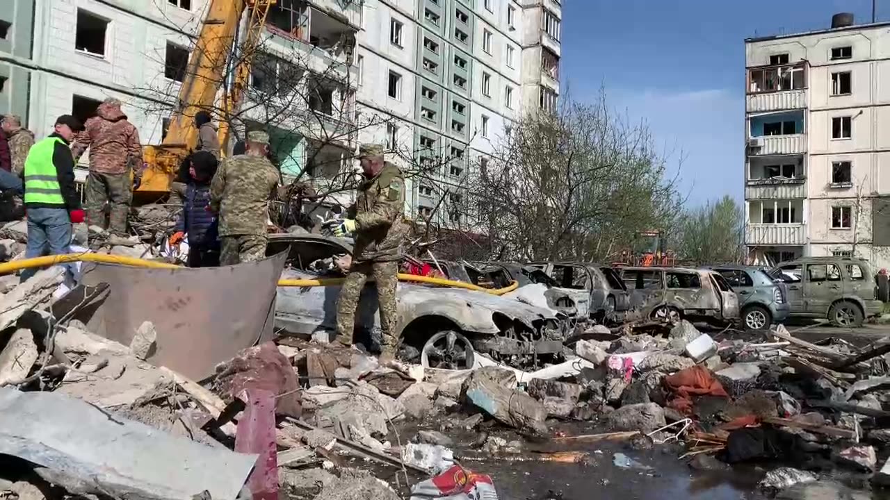 Imágenes de los destrozos tras el ataque ruso a edificios residenciales en Umán