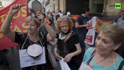 Desperate Argentinian seniors clash with cops over medication cuts
