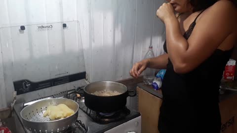 FRITANDO BATATA