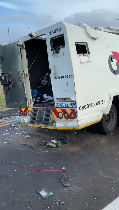 Mense loot money from blown up cash van after robbery and shoot-out