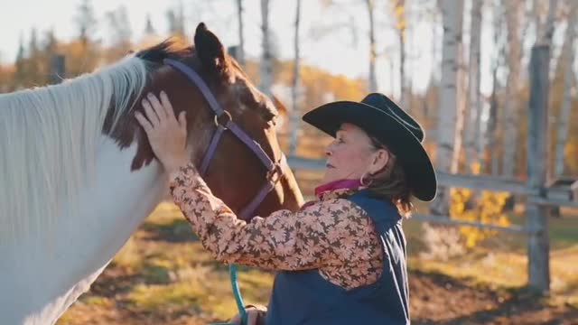 Those special moments before heading out onto the trail 🐴 🍁 🏔️ . . . . . 📷