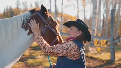 Those special moments before heading out onto the trail 🐴 🍁 🏔️ . . . . . 📷