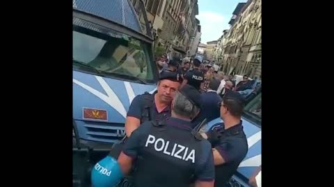 CLIP - Furious Italians confront Health Minister over mask mandate