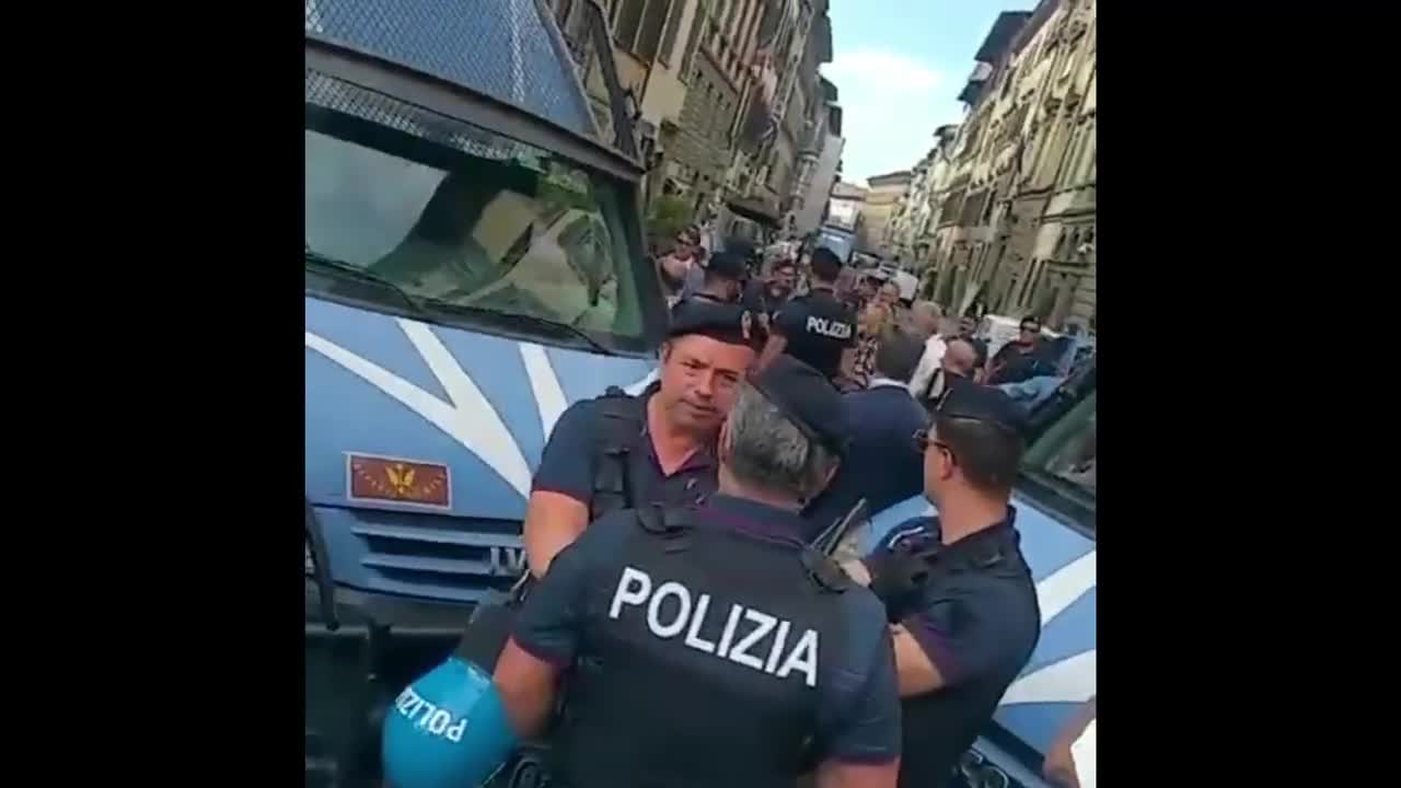 CLIP - Furious Italians confront Health Minister over mask mandate
