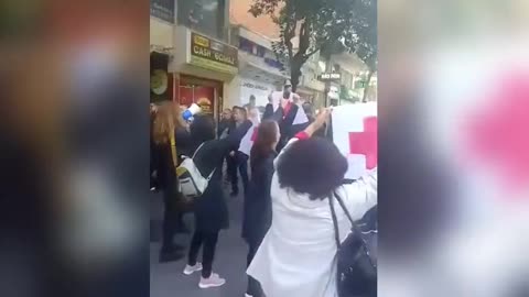 ΜΕ ΕΝΤΟΛΗ ΜΗΤΣΟΤΑΚΗ ΑΠΟΜΑΚΡΥΝΑΝ ΤΟΥΣ ΑΝΕΜΒΟΛΙΑΣΤΟΥΣ ΥΓΕΙΟΝΟΜΙΚΟΥΣ