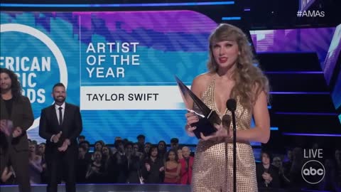 Taylor Swift Accepts the 2022 AMA for Artist of the Year - The American Music Awards