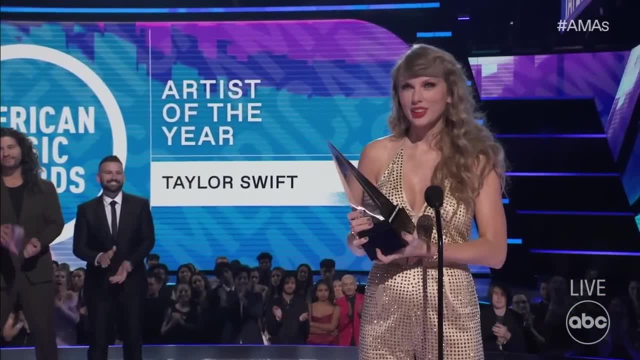 Taylor Swift Accepts the 2022 AMA for Artist of the Year - The American Music Awards