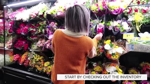 DIY FLOWER ARRANGEMENT under $30 with Grocery Store Flowers | Julie Khuu
