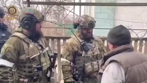 Chechen soldiers greet Ukrainians