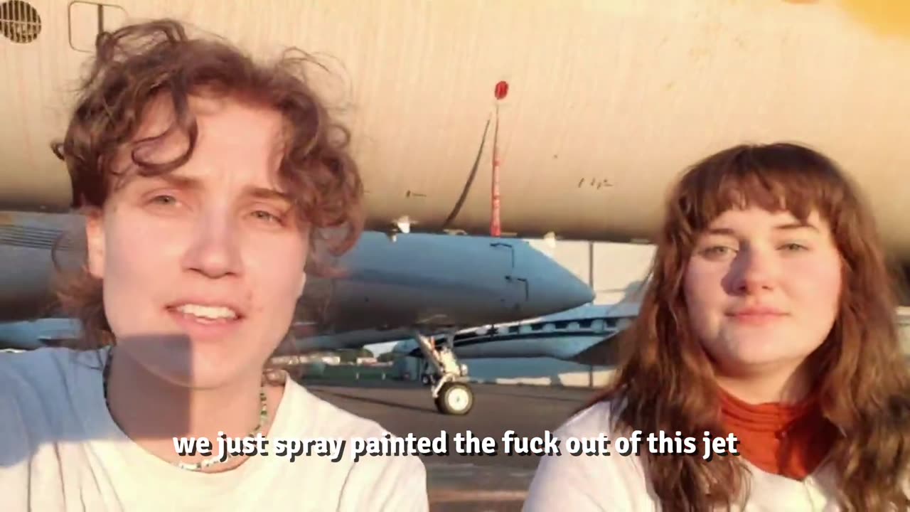 Jennifer Kowalski painted Taylor Swift plane