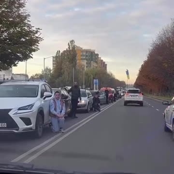 Lutsk met the fallen Heroes on their knees🥺 This is how gratitude and respect look like.