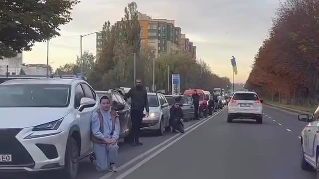 Lutsk met the fallen Heroes on their knees🥺 This is how gratitude and respect look like.