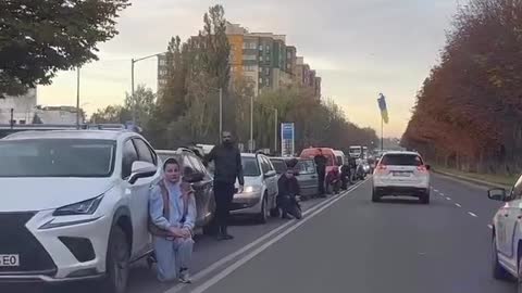Lutsk met the fallen Heroes on their knees🥺 This is how gratitude and respect look like.