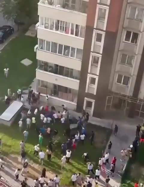 Kasachstan: Verzweifelte Eltern werfen Kind aus brennendem Hochhaus