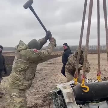 Ukrainians Remove Warhead from Failed Russian Cruise Missile