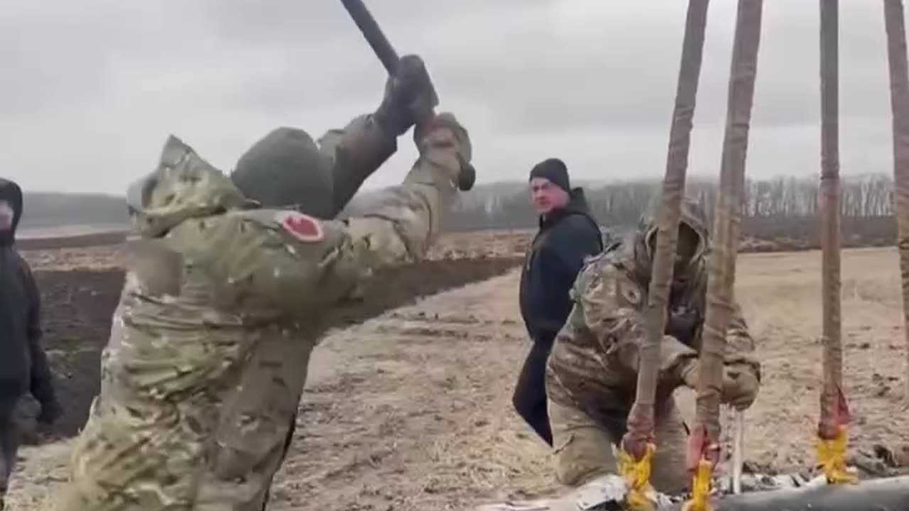 Ukrainians Remove Warhead from Failed Russian Cruise Missile