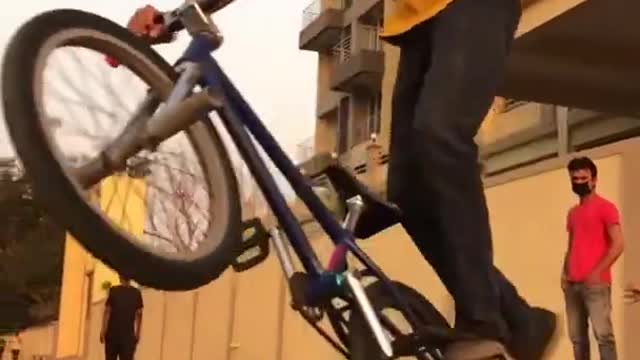 Guy Shows Amazing 360 Rotation Skills While Riding BMX Bike