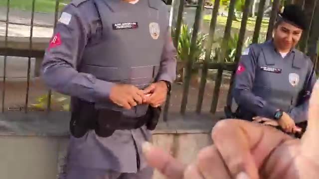 Esse PM do final foi muito humilde ! Oque você achou da atitude dele __